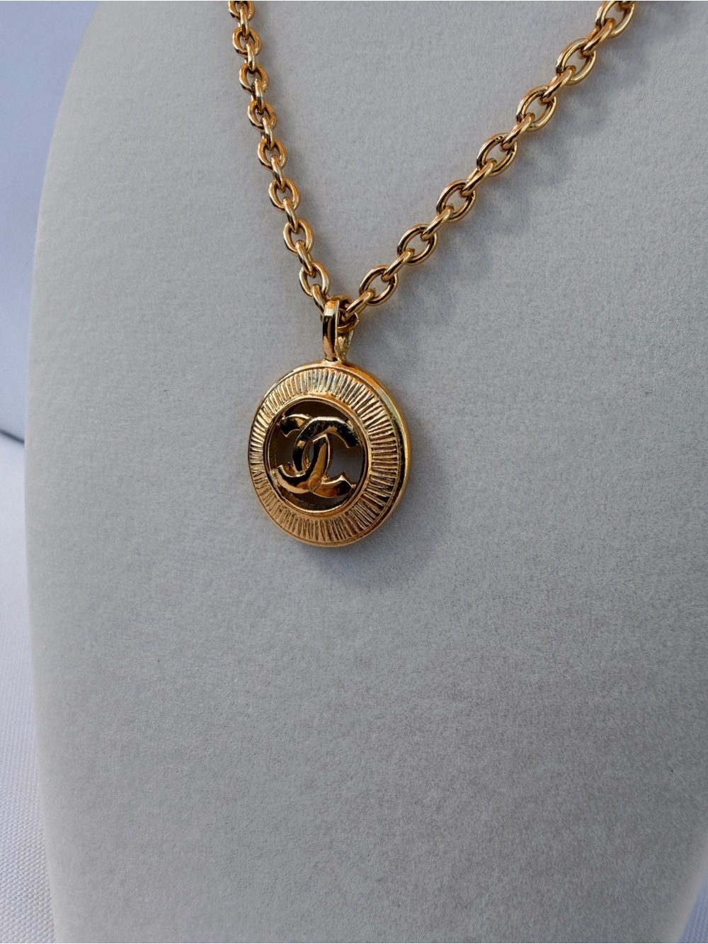 CHANEL CC SUNBURST Cut out Medallion Gold Plated Necklace Vintage Style Pendant - Picture 4 of 11